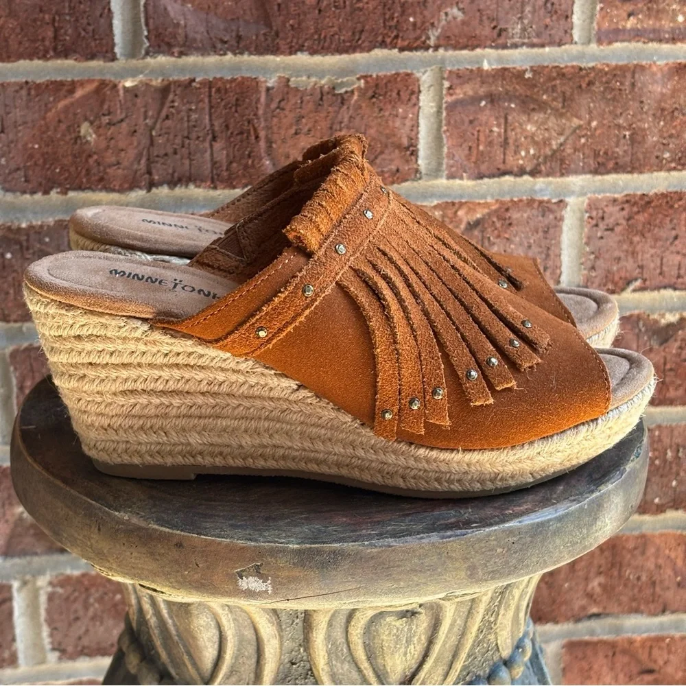 New Minnetonka Quinn Rust Suede Fringe Jute Wedge Sandals Peep Toe Mule Size 8